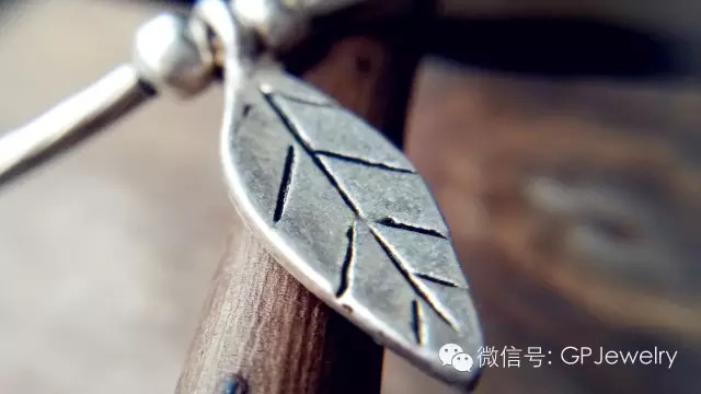 No.2 天然小圆柱形绿松石小叶片项链，Grace手作 淘宝链接：https://item.taobao.com/item.htm?spm=a1z10.1-c.w4004-7577047141.22.98DkM1&amp;amp;id=520405244810