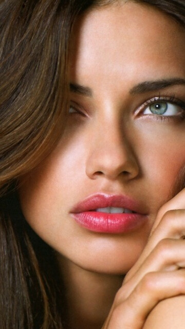 the gorgeous face of Adriana Lima