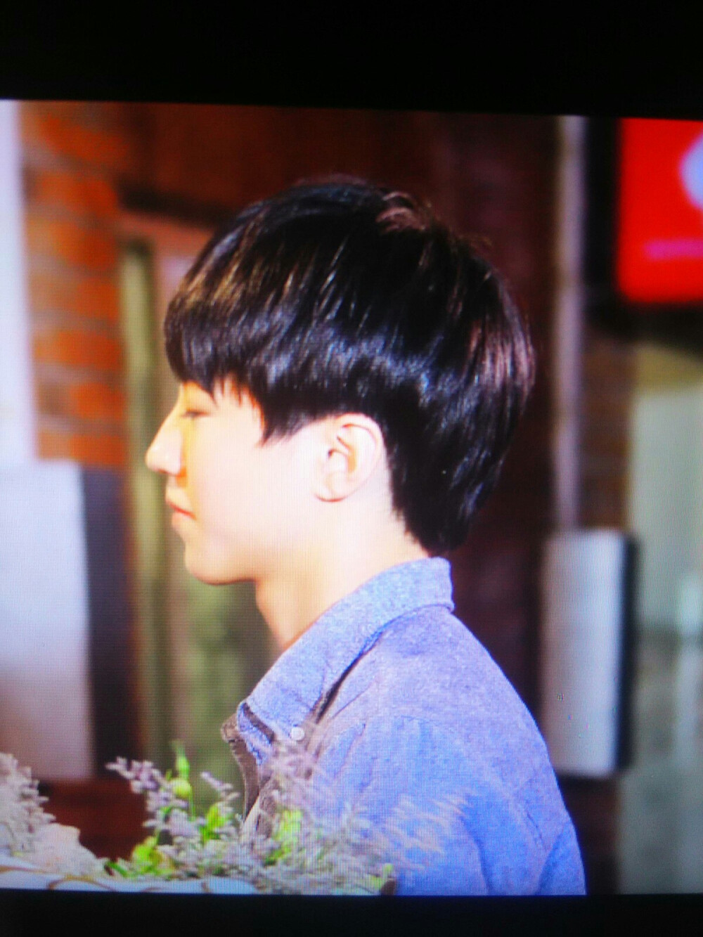 王俊凯 150802 偶像来了录制 图源渣浪 侵删 闭上眼睛的样子真是美颜