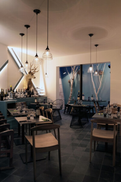 Le Jeanne B 餐厅 C Comme C 位于法国巴黎的Le Jeanne B餐厅由C Comme C设计公司设计，整体设计充满法式情调，喝酒，休息，聚友，都是一个不错的去处。