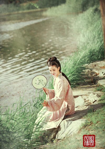 ｛汉服，古韵，执罗扇美人临溪｝《清平乐·春归何处》年代:宋 作者: 黄庭坚 春归何处？寂寞无行路。若有人知春去处，唤取归来同住。春无踪迹谁知？除非问取黄鹂。百啭无人能解，因风飞过蔷薇。