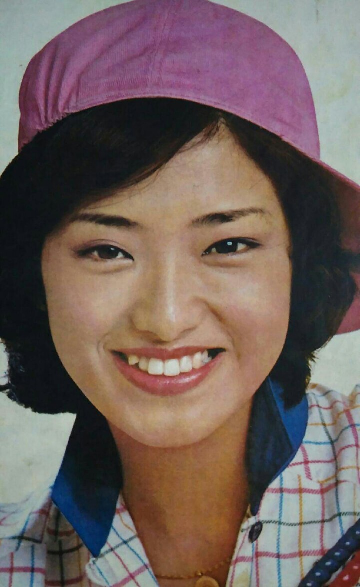 山口百惠，1959年1月17日生于日本东京都涩谷区惠比寿，日本影视演员、歌手。♣