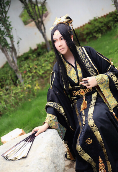 「cosplay，唐七公子，华胥引，容垣」#华胥引# #cos正片# #十三月# 这套容垣头冠配饰这些自己也做了很久 当天毛领没带因为实在太热了 暑假会陆续拍出十三月的所有剧情 容垣CN:毛熊 摄影CN:小楠@土豆de寂寞 空格@留下…