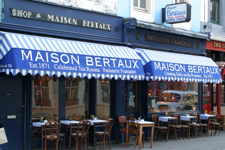 【Maison Bertaux】伦敦，英国。||小店成立于 1871 年，是伦敦最老的法式甜品店。Time Out London 在赞扬店铺的甜品时，用了“top-notch baked”来形容。甜品店外，露天的小方桌蓝白相错，隔着玻璃窗，草莓塔、葡萄干司康、可颂面包、布朗尼、鲜奶条、黑森林、泡芙、派和塔，口味繁多……最有名的 Mont-Blanc 配暖暖的红茶，蛋糕全身白白的，顶上一层厚厚的奶油，清爽香浓，最下面是用蛋白烤制的底儿，硬脆的用小钢勺切下去嘎吱一声。||地址: 28 Greek Street SOHO，LondonW1D 5DQ 营业时间: 周一至周六 9:00~20:00