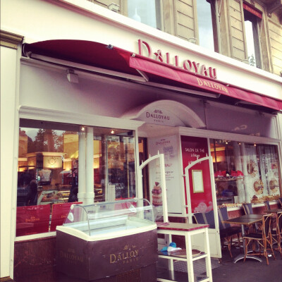 【Dalloyau】这家甜品店于1802年正式成立，其根源可以追溯到300多年前的凡尔赛皇宫。第一家店位于圣·奥诺雷街上，如今已有许多分店。覆盆子巧克力莫加多尔蛋糕和覆盖着香绨丽鲜奶油的泡芙都值得一试。这家店的招牌点…