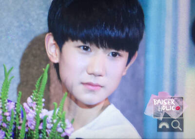 #TFBOYS##王源#原谅捧花的我盛装出席