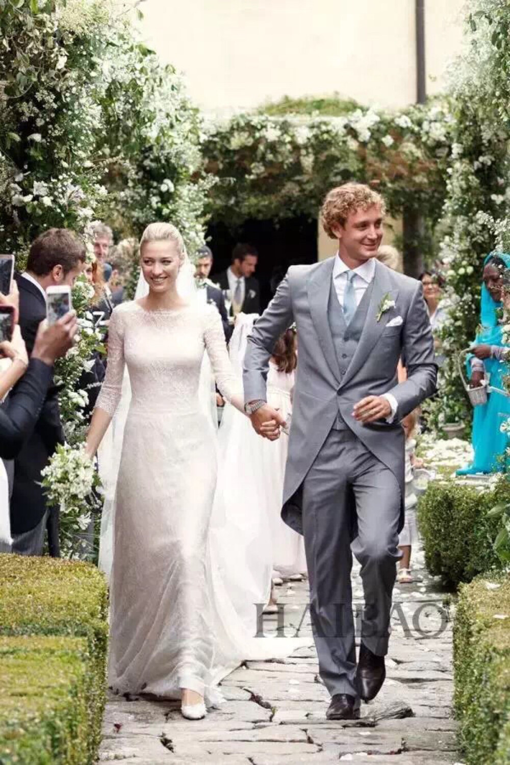 摩纳哥王子皮埃尔·卡西拉奇 (Pierre Casiraghi) 与王妃Beatrice Borromeo意大利大婚现场 新娘婚纱：阿玛尼 (Armani)