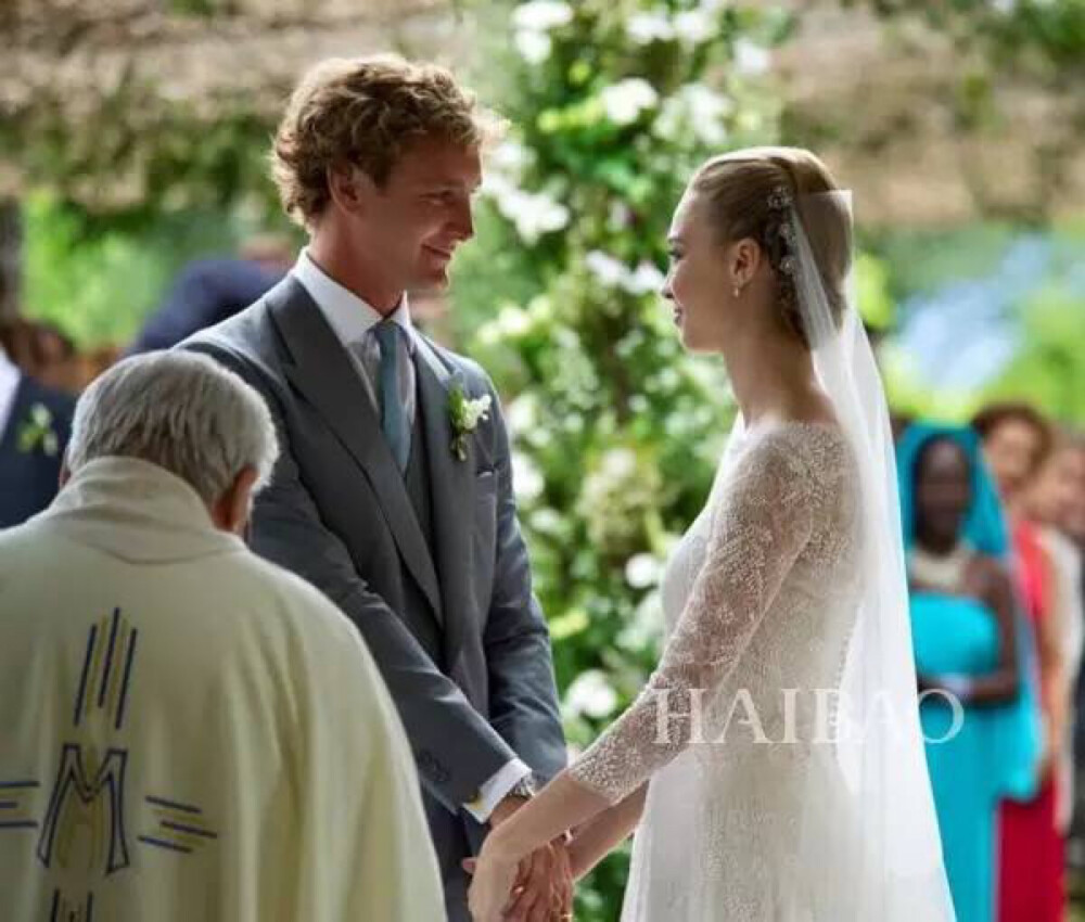 摩纳哥王子皮埃尔·卡西拉奇 (Pierre Casiraghi) 与名媛Beatrice Borromeo在白天的婚礼仪式现场