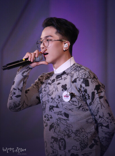 宋闵浩（송민호 \ Song Min Ho），1993年3月30日出生于韩国，韩国男歌手Rapper、演员、主持人，男子演唱组合WINNER成员之一。