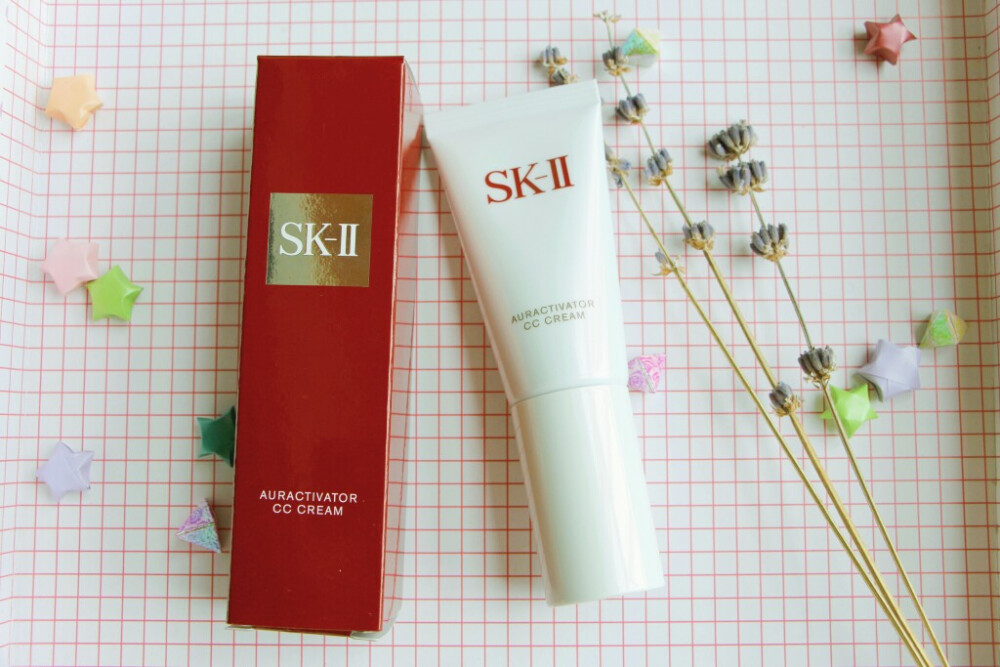 #最爱用的底妆##安利好货# 15年SK2新出的环采CC霜，spf50的CC霜算是CC类产品中遮瑕最好的了，只有一个色号，因为linnia较白，所以鼻子上那几颗雀斑特别明显(ಥ_ಥ)，不过单用这款CC也能将脸上瑕疵遮得七七八八。用完这个你可以再扫一点粉就可以持续光亮一整天了~上脸有光泽度，看着皮肤状态显得特别好。不过最近偏爱用muf的隔离+水粉霜，sk2的这款比较滋润所以打算留在冬天来用。#妆容无瑕疵#