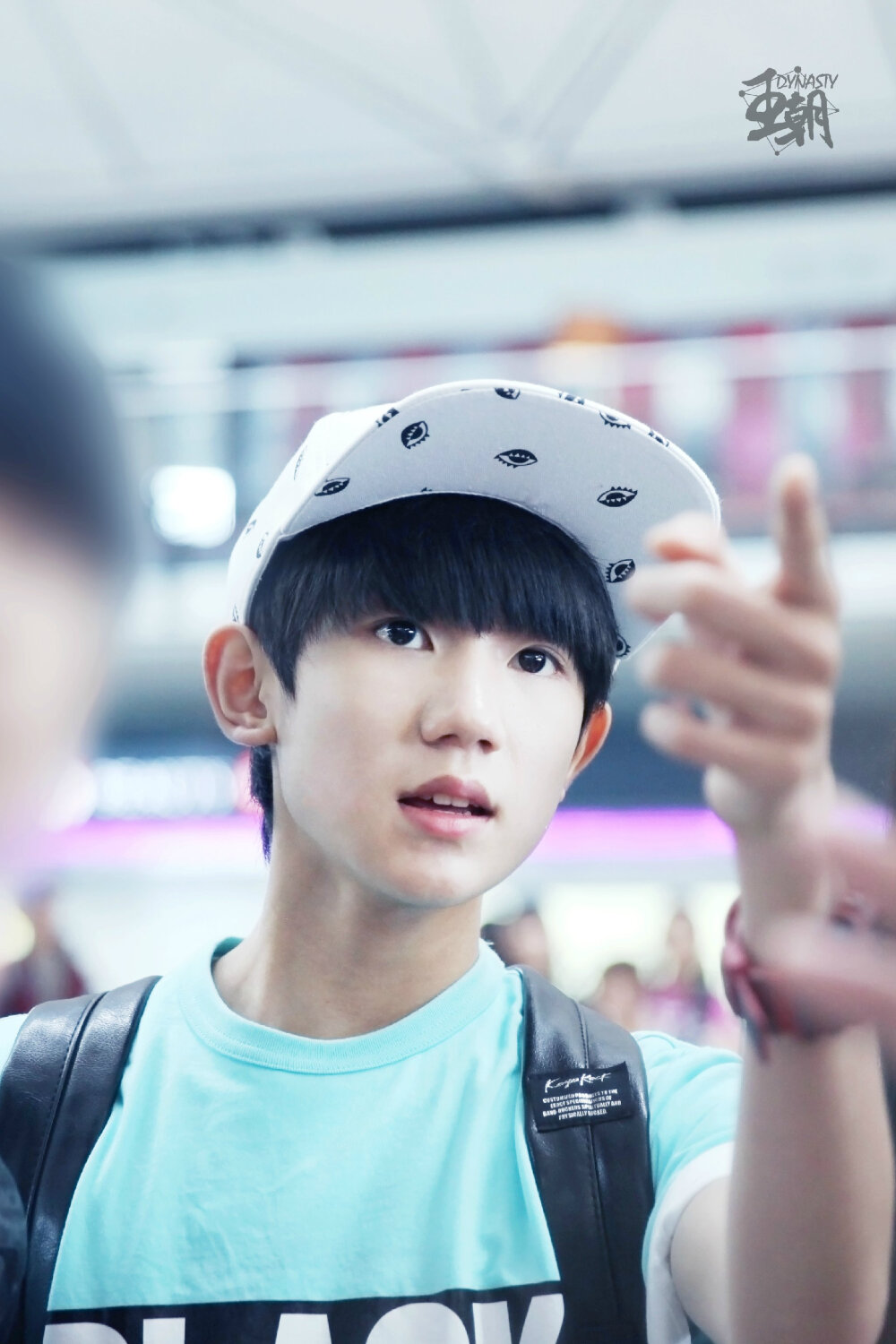 TFBOYS王源 150725 台湾赴香港赴北京 cr：王朝站