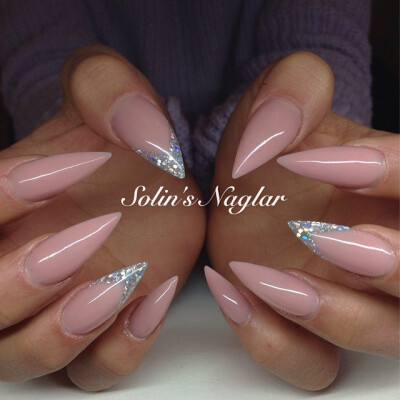 solinsnaglar | Instagrin | nude pink nails with glitter #nudenails #pinknails #glitternails