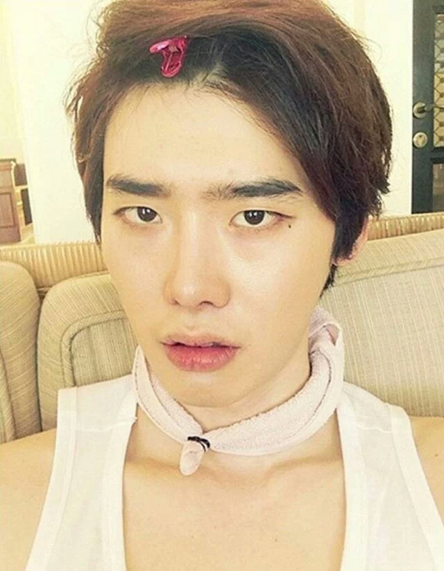  李钟硕（이종석 Lee Jongsuk），1989年9月14日出生于韩国京畿道龙仁，处女座，血型A型，身高186cm，体重68kg，毕业院校为建国大学电影艺术系 韩国演员、模特 称号：模特muse、国民初恋、国民守护君 二硕 特长：跆拳道黑带四段，粉丝名称：With J.S ， Alexia孙承冬 图源见logo 侵删