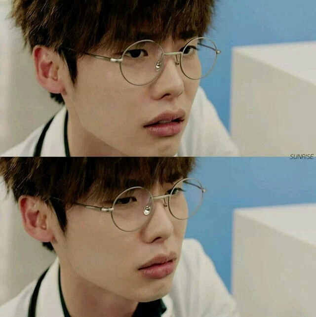  李钟硕（이종석 Lee Jongsuk），1989年9月14日出生于韩国京畿道龙仁，处女座，血型A型，身高186cm，体重68kg，毕业院校为建国大学电影艺术系 韩国演员、模特 称号：模特muse、国民初恋、国民守护君 二硕 特长：跆拳道黑带四段，粉丝名称：With J.S ， Alexia孙承冬 图源见logo 侵删