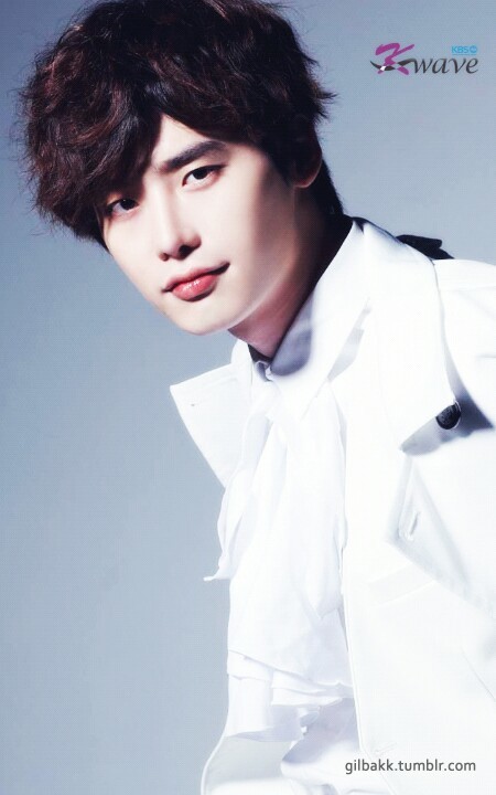  李钟硕（이종석 Lee Jongsuk），1989年9月14日出生于韩国京畿道龙仁，处女座，血型A型，身高186cm，体重68kg，毕业院校为建国大学电影艺术系 韩国演员、模特 称号：模特muse、国民初恋、国民守护君 二硕 特长：跆拳道黑带四段，粉丝名称：With J.S ， Alexia孙承冬 图源见logo 侵删