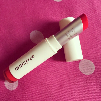 #安利#innisfree流光溢彩唇膏8号色俏丽樱桃，用笔刷轻轻涂抹也能出咬唇妆的效果。