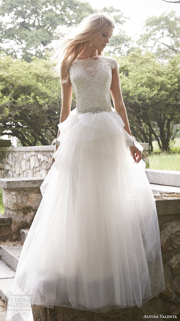 美国婚纱品牌 Alvina Valenta 释出2015秋冬婚纱系列，设计师 Jessica Williams 本季的灵感来自星空与灯饰，新季婚纱将点亮你的婚礼。