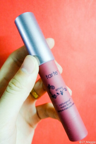 【种草。安利】#日常系好唇膏# Tarte Matte Lip Stain哑光唇膏笔，色号Envy。这个种草好久好久好久了，订了快两个月才到手。Tarte这个牌子的彩妆都是纯天然安全的，不用我多说啦。唇膏虽然是哑光质地的，但是也很滋…