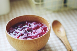 【紫薯银耳羹】材料：银耳、紫薯、葡萄干、冰糖。做法：1．干银耳放温水中浸泡一晚，紫薯洗净去皮；2．银耳撕小朵，紫薯切丁，葡萄干洗净备用；3．银耳放在锅中大火煮开；4．再放入紫薯丁、冰糖、葡萄干，大火煮开；5．转小火熬煮10分钟至汤汁粘稠即可。