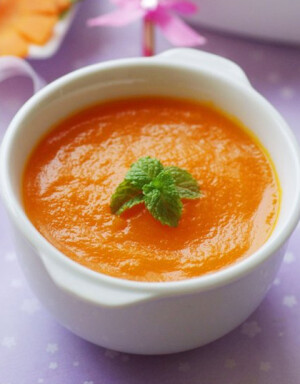 【香甜胡萝卜羹】做法：1. 胡萝卜去皮，切成条状；2. 蒸锅烧水，水开后放入蒸屉，将胡萝卜放在蒸屉上；3. 大火蒸8分钟左右，至胡萝卜软熟；4. 蒸熟的胡萝卜切大块；5. 放入搅拌机，加少许凉开水，搅打成胡萝卜羹；6. 将胡萝卜羹过筛即可。