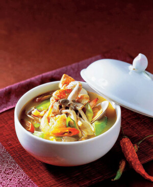 【冬阴功汤】原料：鲜虾1斤 新鲜鱿鱼一片 鲍鱼6只 清鸡汤4大杯 香茅3根 姜1块 香菜几颗 蘑菇半斤 辣椒2只 泰式冬阴功酱1包 新鲜柠檬叶几片 新鲜青柠檬汁半杯 椰浆1杯 泰国鱼露1勺 砂糖少许 盐少许 做法：1、清鸡汤、姜、香茅、香菜和柠檬叶放入锅中煮沸2、加入蘑菇煮沸腾后加入冬阴功酱，再加入虾和辣椒3、滴少许鱼露和柠檬汁，加少许砂糖4、最后加入椰浆和盐调味。