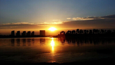 湖边一景。落日。夕阳。我爱着我的家。