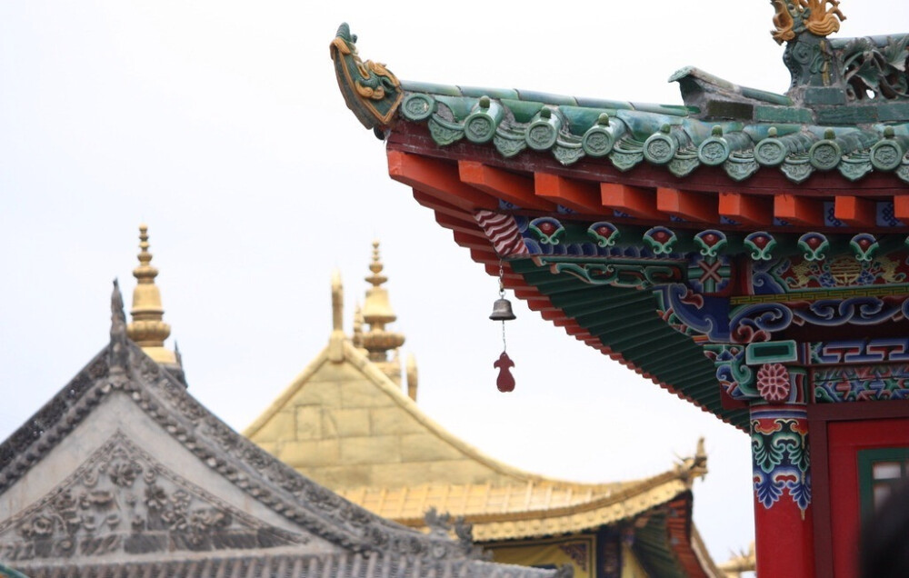 【 中国古建小品 · 飞檐 】--- “ 飞檐为汉族建筑民族风格的重要表现之一，通过檐部上的这种特殊处理和创造，不但扩大了采光面、有利于排泄雨水，更是营造出壮观的气势和中国古建筑特有的飞动轻快的韵味。”