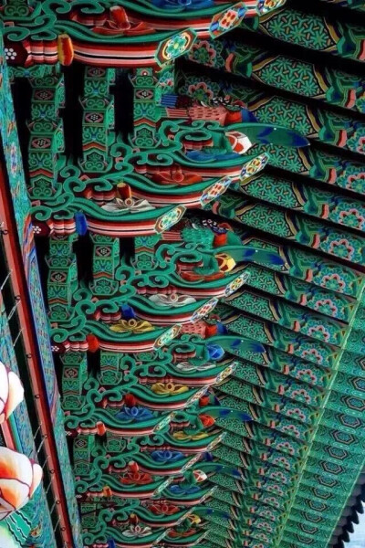 【 中国古建小品 · 斗拱 】--- “ 中国建筑特有的一种结构，从柱顶上加的一层层探出成弓形的承重结构。中国古建筑能穿越百年而屹立不倒，很大程度上要归功于斗拱。”