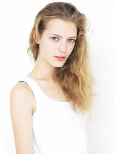 Esther Heesch 艾瑟·希施，来自德国的新人仙女模特，19岁，身高180cm。有着鹅蛋脸和迷人的绿眼睛，硬照非常美。