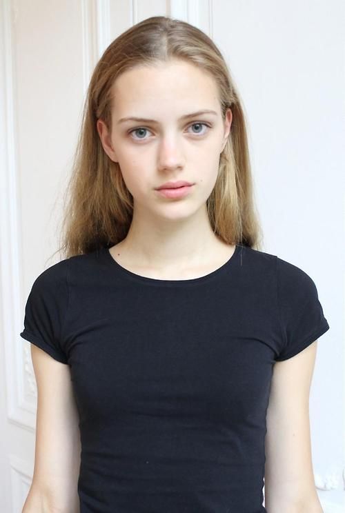 Esther Heesch 艾瑟·希施，来自德国的新人仙女模特，19岁，身高180cm。有着鹅蛋脸和迷人的绿眼睛，硬照非常美。