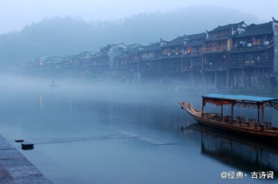 烟雨笼罩的江南水乡，雾里的木质小楼，看不清楚。 不知哪方游客，划了画舫，自河水那端而来，轻悠悠地摇晃着，划入了晨雾里水乡的梦。 一波一波觳纹，顺着江风荡漾开来，掀起了一缕幽香。 橹声惊醒了睡在梦里的人儿…