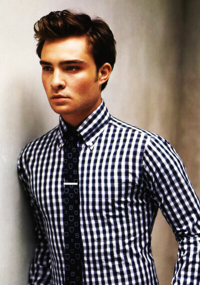 Chuck Bass looks good in most things, but a simple take on a gingham slim cut shirt with a narrow tie and clip is all thats necessary here.