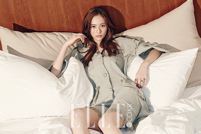 Krystal 的《ELLE》冷艳画报公开。 「天生衣架子」Krystal 于近日为时尚杂誌《ELLE》拍摄画报，画报以家裡的各个角落为背景，Krystal 专业地运用床铺、枕头、梳妆台、浴缸、墙面、镜子等傢俱与建筑构造，对着镜头展现出冷艳、神秘的气势，介于少女与女人之间的魅力，看起来相当地美丽。