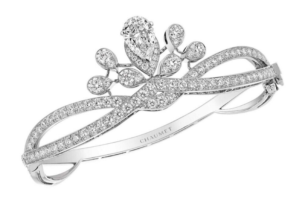 Aigrette Impériale 白金手镯，by Chaumet 镶嵌梨形切割钻石和明亮式切割钻石。