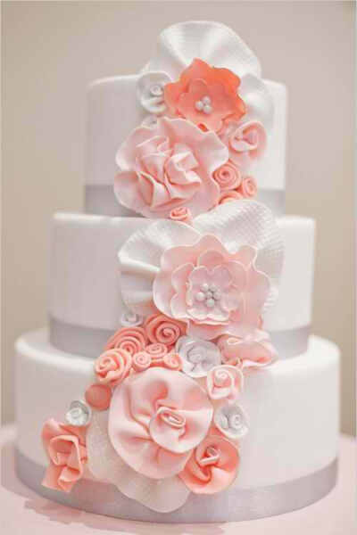 婚礼蛋糕：花与奶油