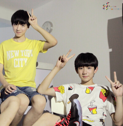 #王俊凯# #王源# #TFBOYS# 撑腿撑得很自然的弟弟和哥哥……cr：黑枣