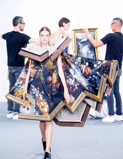 实在佩服有文化又有想法的Viktor &amp;amp; Rolf，他们把2015秋冬高定秀搞成了一场行为、装置、时装艺术的结合。他们连框带画地取下墙上的画，在模特身迅速做成20套又奇特又唯美的衣裳，秀后又把衣服还原成画，挂回…