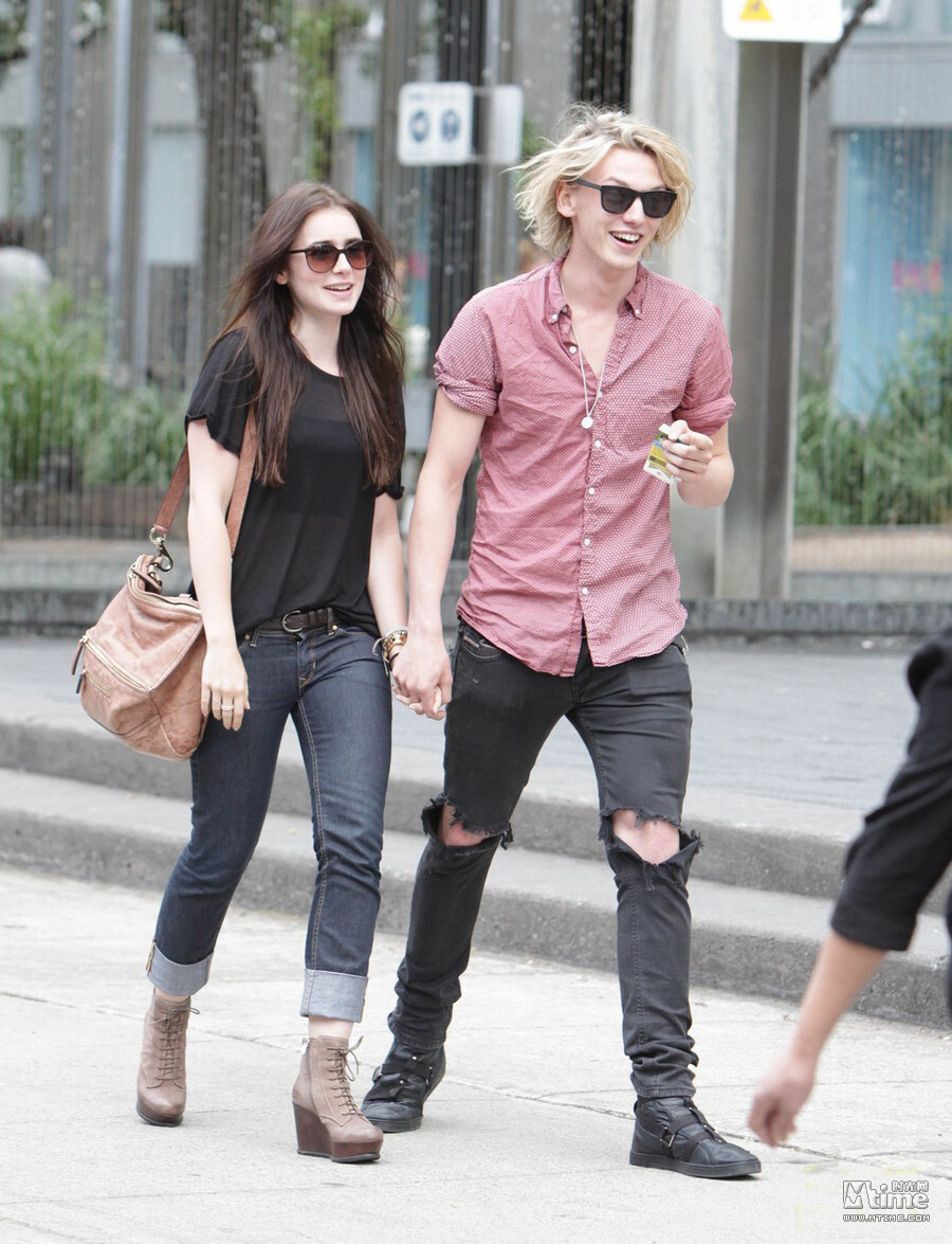 莉莉·柯林斯和杰米·坎贝尔·鲍尔 多养眼的一对啊.