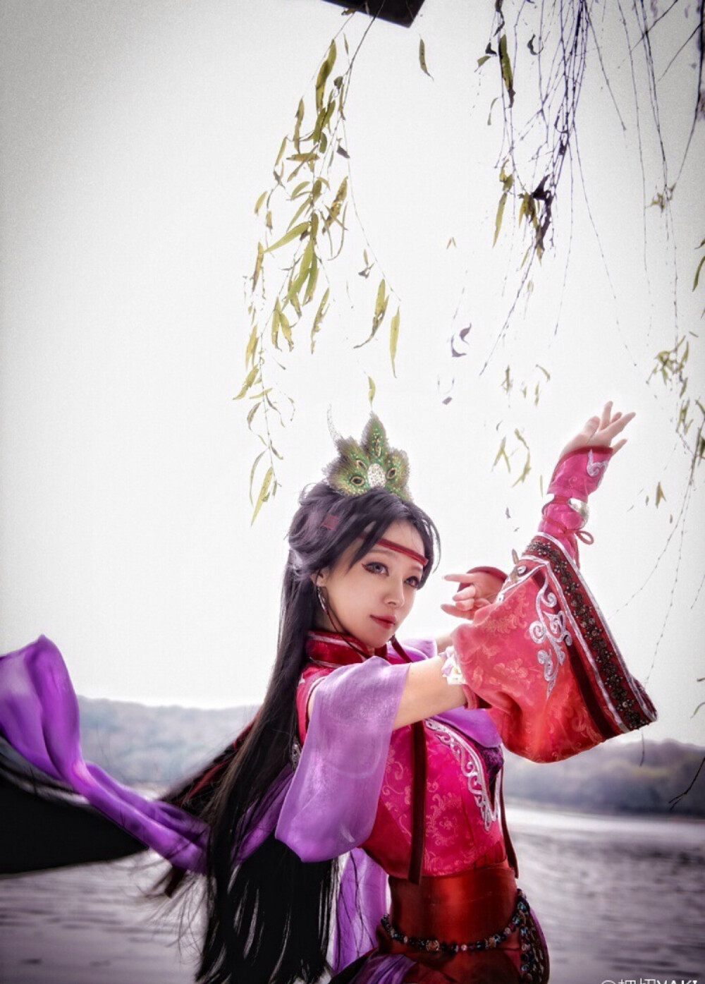 「cosplay，古装游戏，枪舞山河」香罗红衣胭脂血，回眸百媚笑红尘！恭祝 @九阴真经 九阴枪舞山河12.18公测~~~门派：念萝坝 cn：原po 摄影：@E森_作坊 服饰：@冰俏VIVICE 化妆造型：@_如天_ 后勤：@章鱼的小丸子- 后期：原po @山人涛松 @谁是校长。