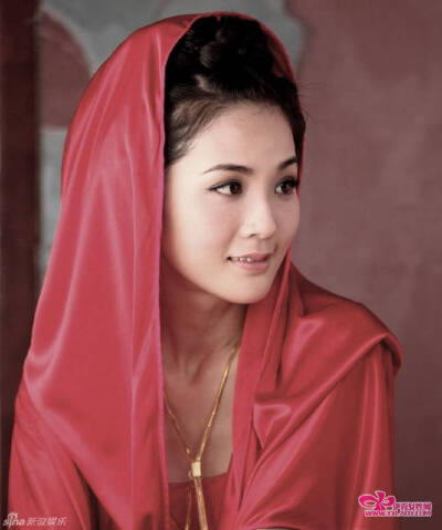 蔡卓妍（Charlene Choi），1982年11月22日出生于加拿大温哥华，中国香港女歌手、演员。代表作品:《我老婆唔夠秤》、《下一站天后》、《千機變》、《情癲大聖》、《戏王之王》、《妄想》。