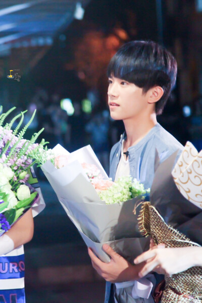 易烊千玺 tfboys cr:logo