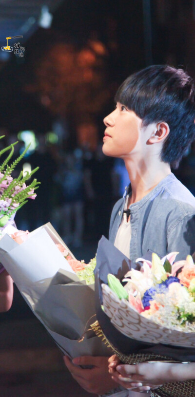 易烊千玺 tfboys cr:logo