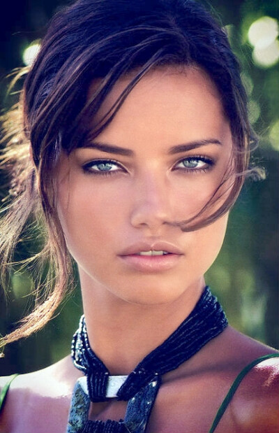 Adriana Lima flawless makeup