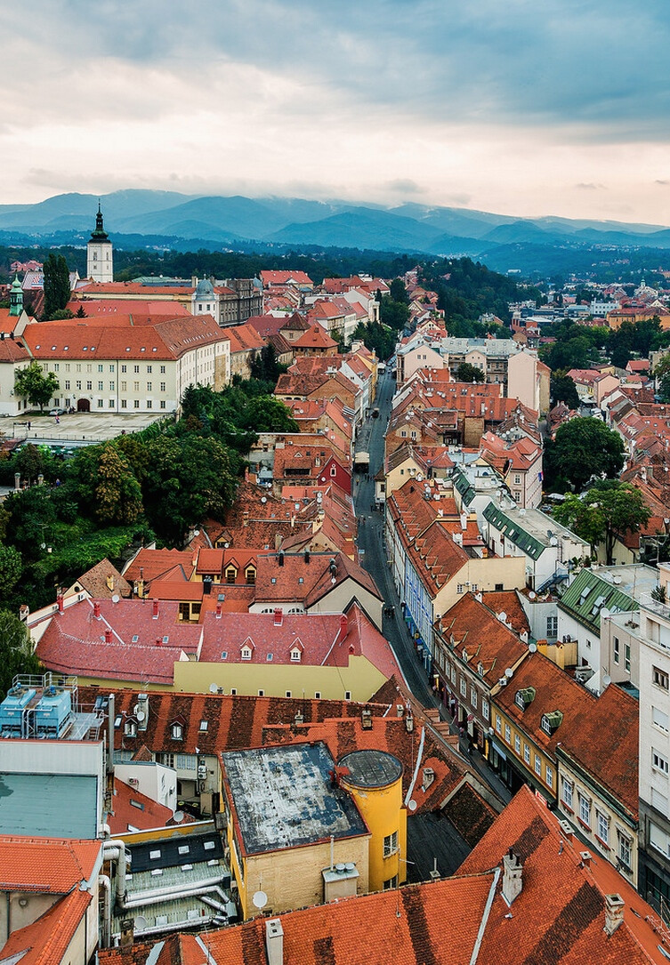 Zagreb, Croatia。克罗地亚萨格勒布，是克罗地亚的首都同时也是全国最大城市，也是克罗地亚的政治、经济、文化中心。萨格勒布是一个有着悠久历史的城市(从古罗马时代到现在)。整个城市由三部分组成：由教堂、市政厅等古建筑组成的老城；由广场、商业区、歌剧院组成的新区；二战后发展起来的现代化市区。在这里你可以品尝到物美价廉的食物，也可以选自己喜欢的舞曲一直跳到天亮。白天可以参观下城区富丽堂皇的奥匈帝国时代建筑，那里的画廊、博物馆和流行时装小店整齐有序，随处可见。