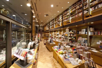 BOOK STORE INFO 東京都渋谷区道玄坂2-24-1 BunkamuraB1 渋谷人气中心Bunkamura地下一楼超好逛的艺术书店。围绕20世纪展开故事，从精美的画册到流传已久的古书，艺术的历史在这里展开。另外，摄影、电影、戏剧、音乐…