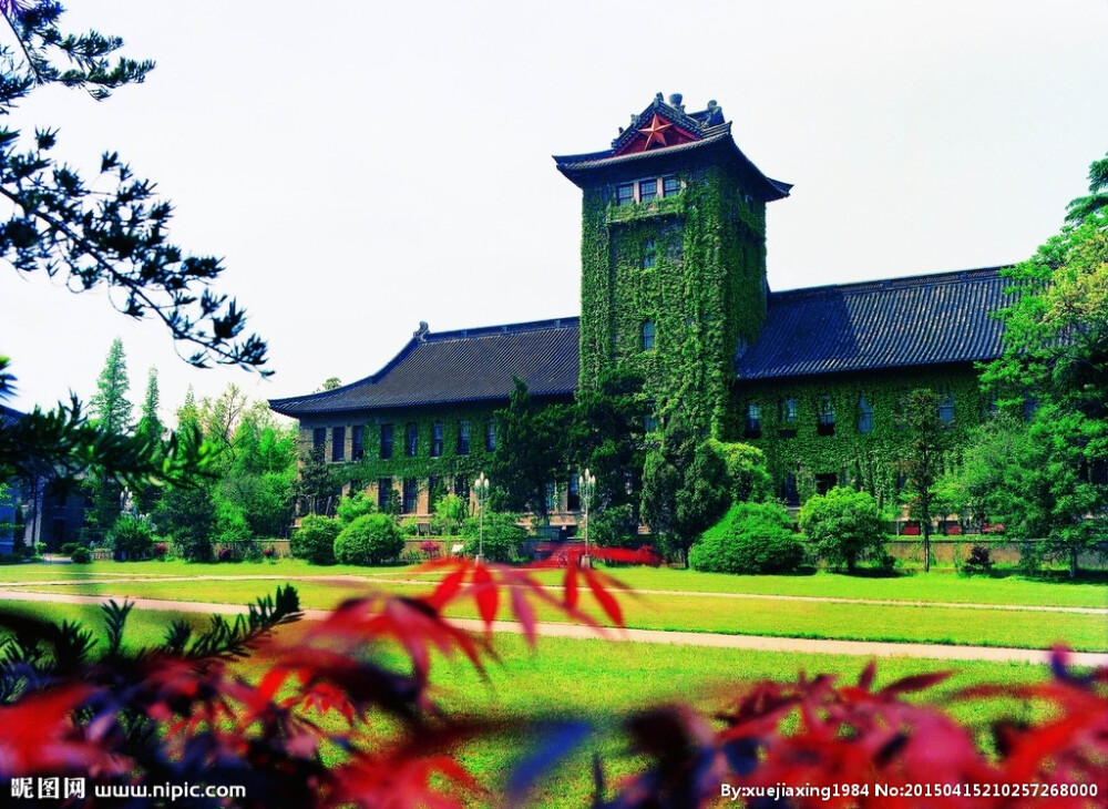 【南京大学】北大楼，原金陵大学钟楼，大楼采用中国传统的建筑形式设计，同时又糅合了西方的建筑风格，为新金陵四十八景之一