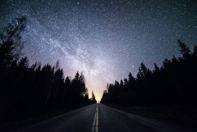 芬兰摄影师 Mikko Lagerstedt 拍摄的璀璨星空。。。美呆！！