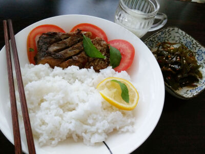 八月七号午餐 酸米酒. 柠香煎鱼饭. 凉拌海带丝.