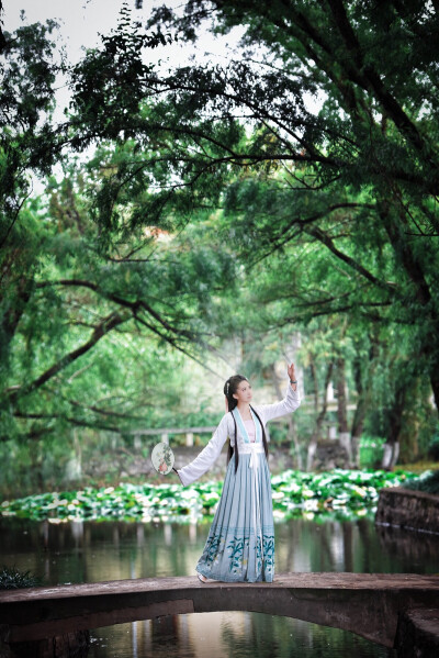 初霜·訴衷情 葉月輕別雁南歸，遠(yuǎn)客弄斜暉。 暮雲(yún)收盡離索，殘葉入窗扉。 松墨重，夜闌時(shí)，賦清詞。 式微莫道，此去經(jīng)年，冷雨紛飛。