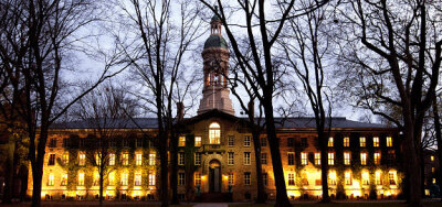 【普林斯顿大学】Nassau Hall，校内的主管理楼，建于1756年。夜景。